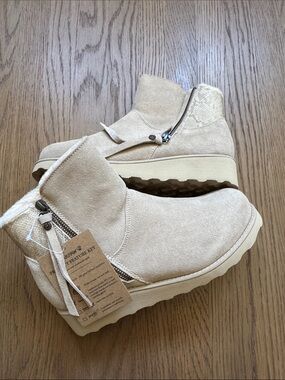 NWT Bearpaw Megan Boots Size 8